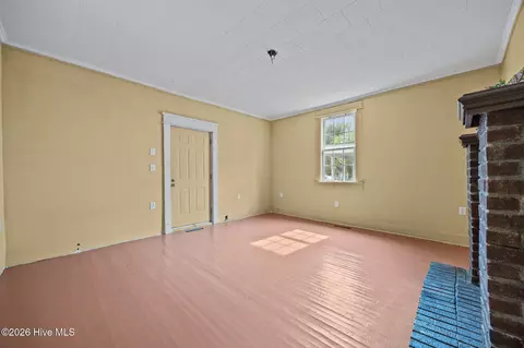 Living - 1400 Chestnut St, Greenville, NC 27834 photo 3 of 8