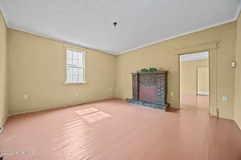 Living - 1400 Chestnut St, Greenville, NC 27834 photo 1 of 8
