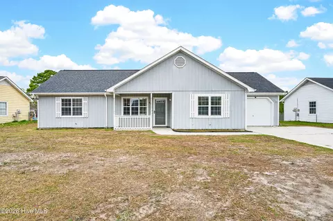 411 Foxtrace Ln, Hubert, NC 28539