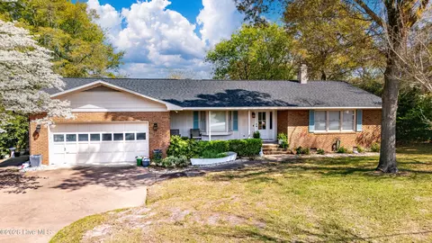 215 Harbor Dr, Morehead City, NC 28557