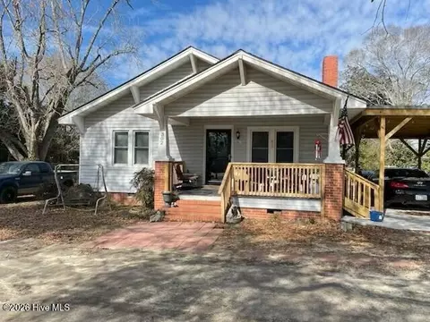 302 W Wilmington St, Burgaw, NC 28425