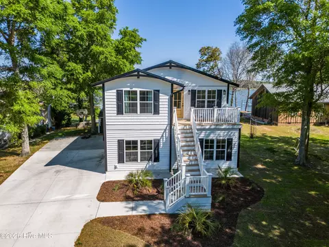 725 Chadwick Shores Dr, Sneads Ferry, NC 28460