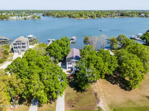 725 Chadwick Shores Dr, Sneads Ferry, NC 28460