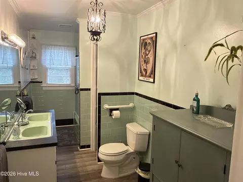 Bath - 415 E 5th St, Washington, NC 27889 photo 4 of 5