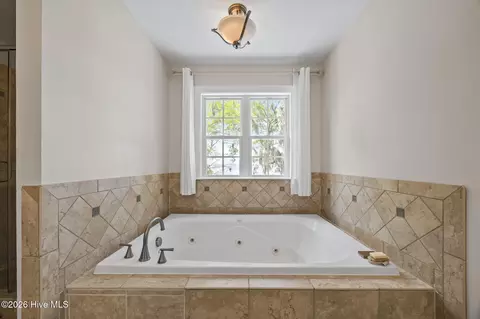 Bath - 127 Riverview Dr, Washington, NC 27889 photo 4 of 8