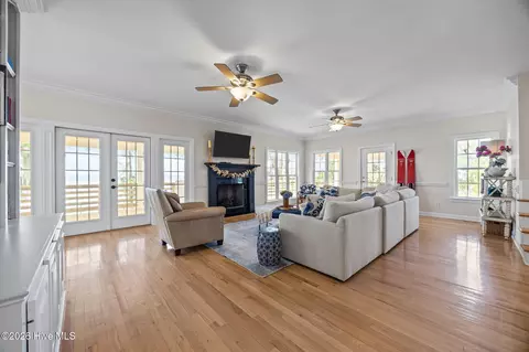 Living - 127 Riverview Dr, Washington, NC 27889 photo 2 of 4