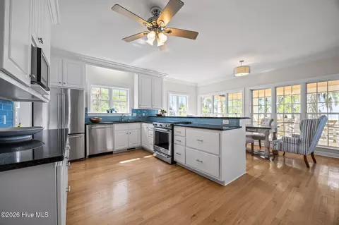 Kitchen - 127 Riverview Dr, Washington, NC 27889 photo 4 of 5