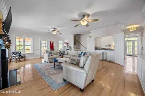 Living - 127 Riverview Dr, Washington, NC 27889 photo 3 of 4