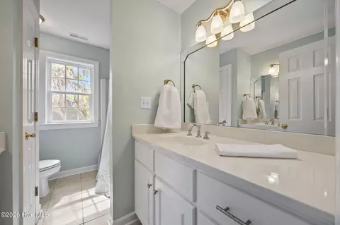Bath - 127 Riverview Dr, Washington, NC 27889 photo 5 of 8