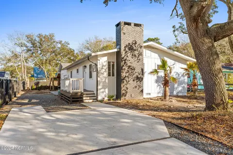226 NE 48th St, Oak Island, NC 28465