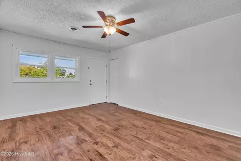 Living - 33 Riegel Dr, Hubert, NC 28539 photo 2 of 5