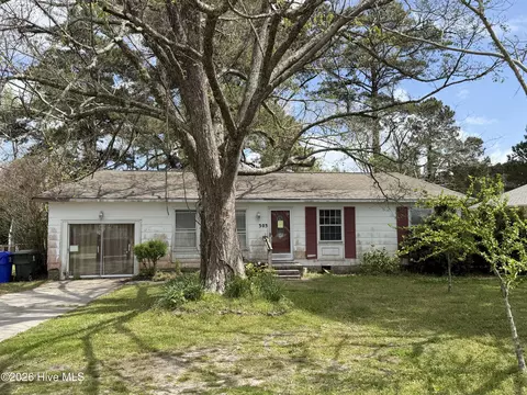 303 Sycamore Dr, Beaufort, NC 28516