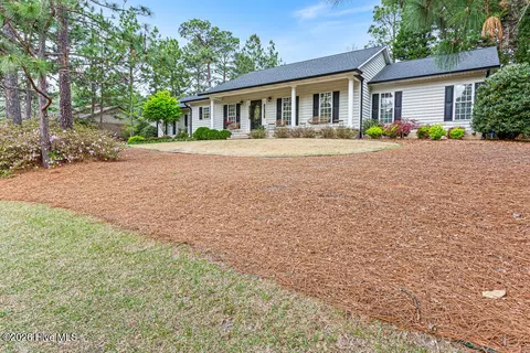 8 Surry Cir N, Pinehurst, NC 28374