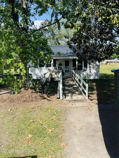 907 E Harnett St, Dunn, NC 28334