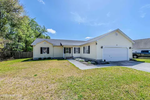 126 Forest Bluff Dr, Jacksonville, NC 28540