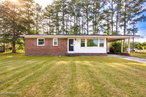 302 W 3rd Ave, Raeford, NC 28376