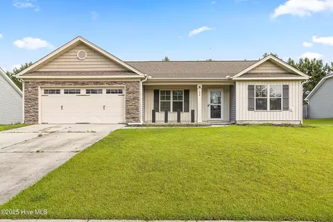 702 Jasmine Ln, Jacksonville, NC 28546
