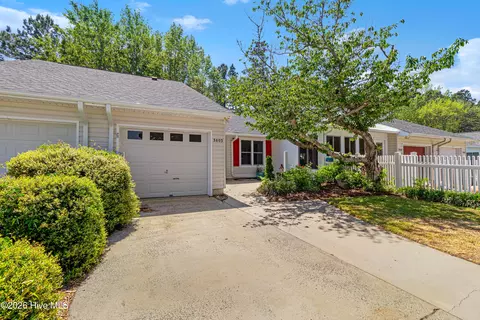 3803 Galantis Dr, Morehead City, NC 28557