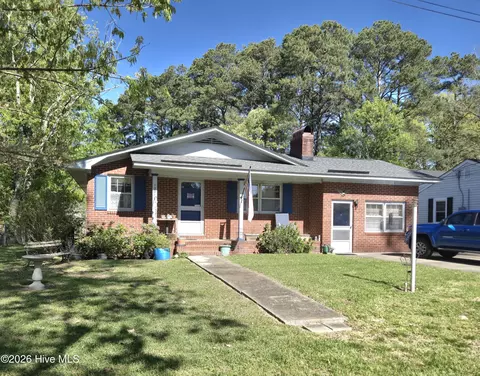 1221 Crescent Dr, Elizabeth City, NC 27909