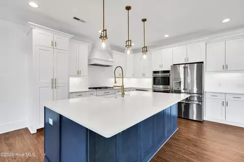 Kitchen - 450 E Creekview Dr, Hampstead, NC 28443 photo 5 of 6