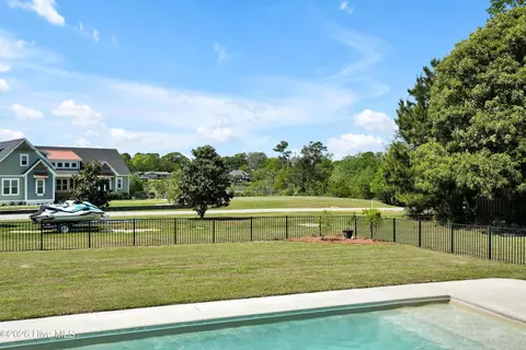 Exterior - 450 E Creekview Dr, Hampstead, NC 28443 photo 12 of 13