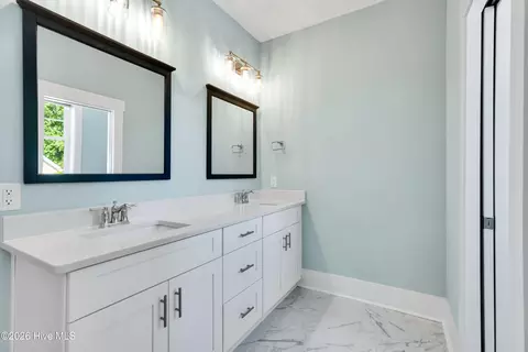 Bath - 450 E Creekview Dr, Hampstead, NC 28443 photo 7 of 10