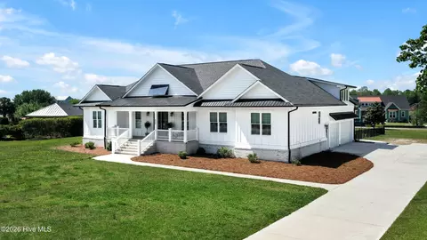 Exterior - 450 E Creekview Dr, Hampstead, NC 28443 photo 3 of 13