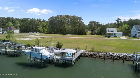 110 Waterway Dr, Beaufort, NC 28516