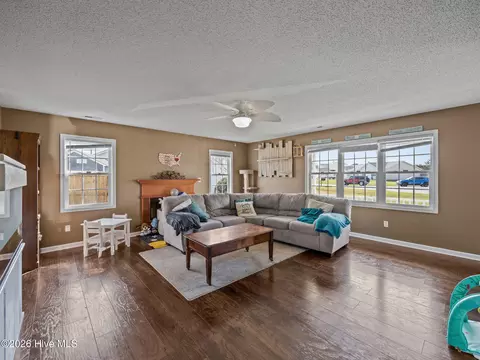 Living - 210 Bobwhite Rd, Hubert, NC 28539 photo 2 of 3