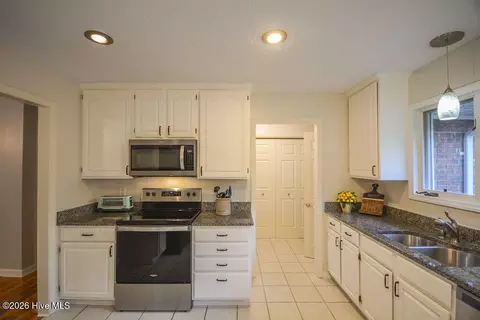 Kitchen - 6 Spruce Ln, Pinehurst, NC 28374 photo 2 of 5