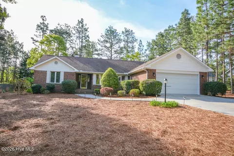 6 Spruce Ln, Pinehurst, NC 28374