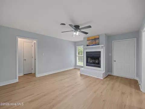 Living - 104 Lanell Ct, Hubert, NC 28539 photo 2 of 5