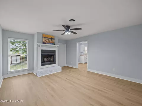 Living - 104 Lanell Ct, Hubert, NC 28539 photo 3 of 5