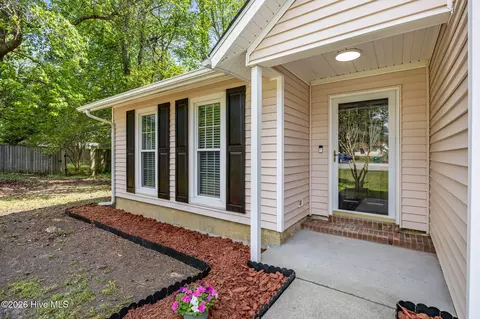Exterior - 104 Lanell Ct, Hubert, NC 28539 photo 3 of 10