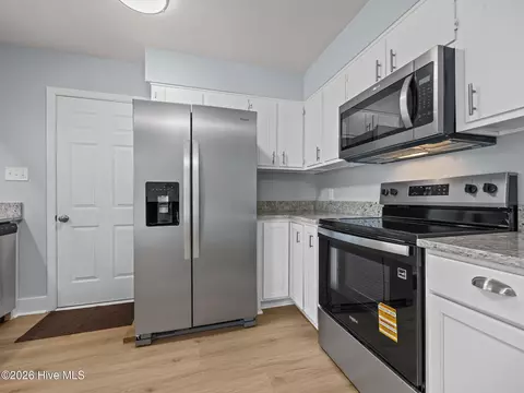 Kitchen - 104 Lanell Ct, Hubert, NC 28539 photo 6 of 6