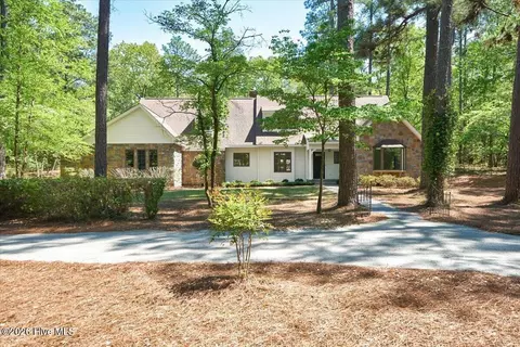 141 Bridgewater Dr, Southern Pines, NC 28387