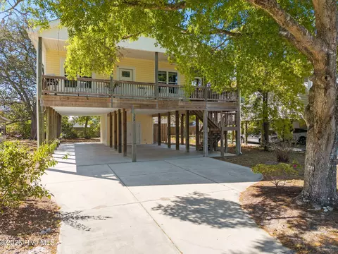 129 NE 8th St, Oak Island, NC 28465