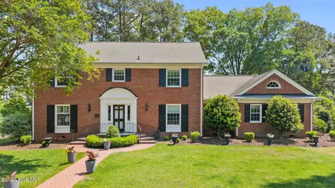 3325 N Walnut St, Farmville, NC 27828