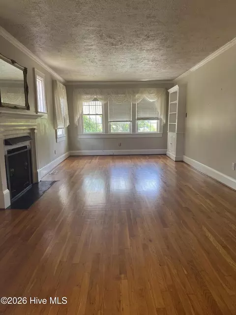 Living - 409 Myrtle Ave, Hamlet, NC 28345 photo 5 of 7