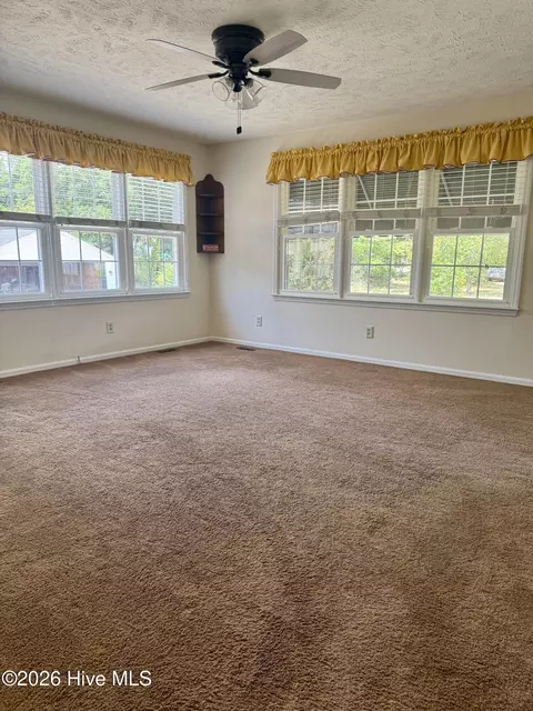 Living - 409 Myrtle Ave, Hamlet, NC 28345 photo 3 of 5