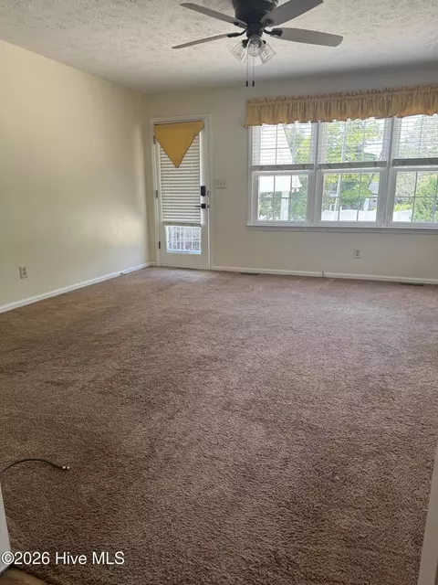 Living - 409 Myrtle Ave, Hamlet, NC 28345 photo 4 of 7