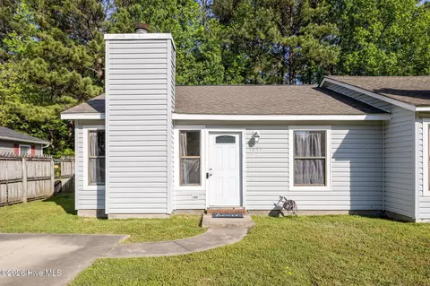 1037 Spring Villa Dr, Jacksonville, NC 28540