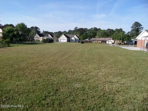 302 W Willowood Ct, Jacksonville, NC 28546