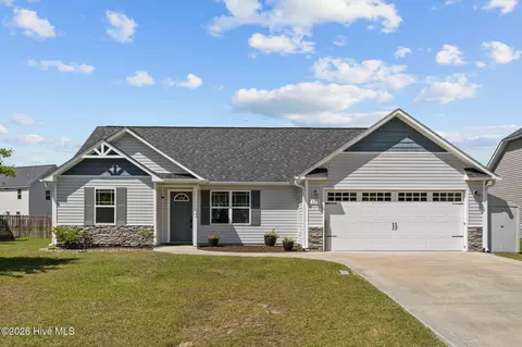 221 Breakwater Dr, Sneads Ferry, NC 28460
