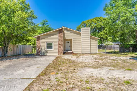 3026 Akron Dr, Hope Mills, NC 28348