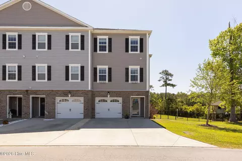 400 Garland Shores Dr, Hubert, NC 28539