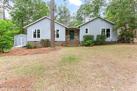 420 E Hedgelawn Way, Southern Pines, NC 28387