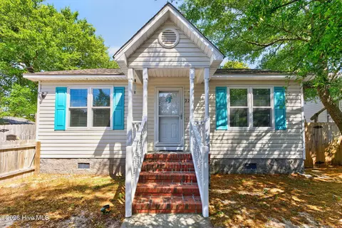 220 NE 33rd St, Oak Island, NC 28465