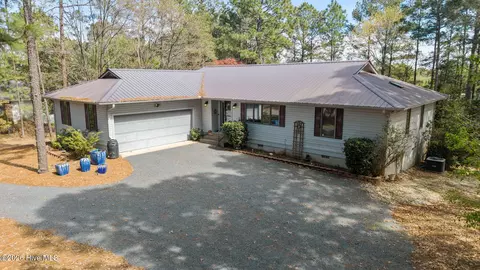 117 Pineneedle Dr, West End, NC 27376