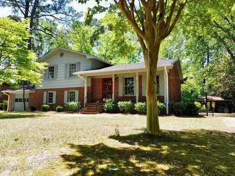 912 W Scotsdale Rd, Laurinburg, NC 28352